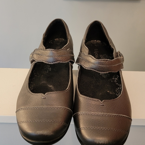 Taos Silver Strap Shoes Women's EUR 40/ US 9 - Picture 2 of 5